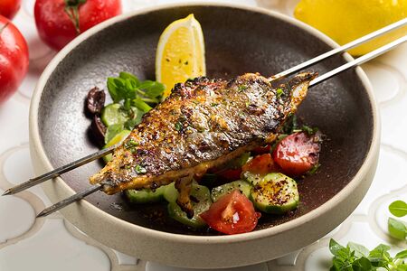 Шашлык из дорадо с овощным салатом