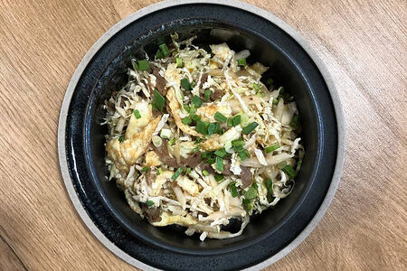 Салат с говядиной и яичным блинчиком