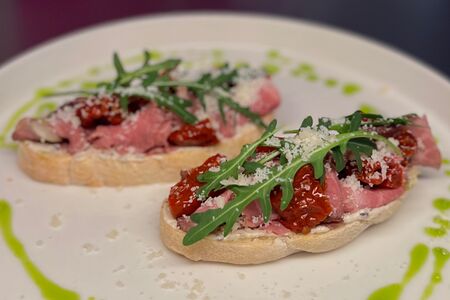 2 мини-брускетты с ростбифом