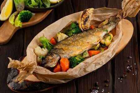 Форель, запеченная с овощами
