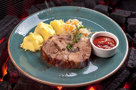 Буженина с картофельным пюре и томатным соусом