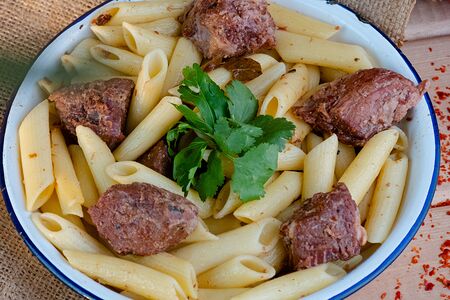 Тушенка с макаронами