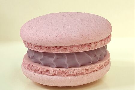 Макарон (макарунс) чёрная смородина