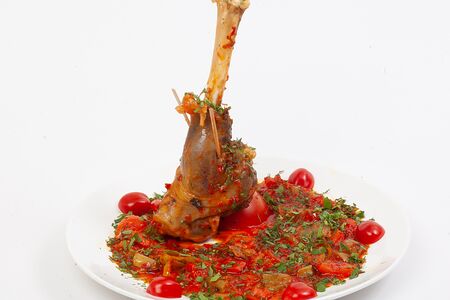 Баранина, тушенная с овощами и травами в пиве