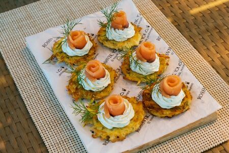 Картофельные драники с творожным кремом и семгой