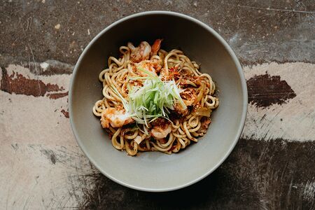 Лапша вок с жареными креветками и арахисом