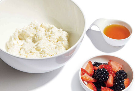 Домашний творог с ягодами