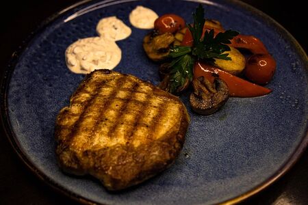 Стейк из cвинoй шеи