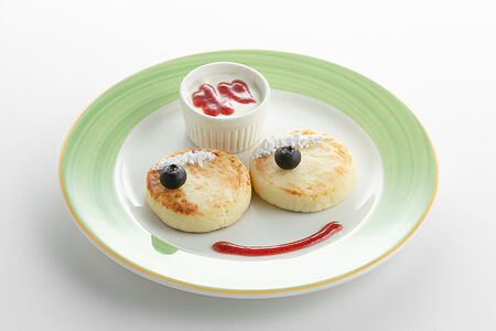 Детские сырники со сметаной и клубничным соусом