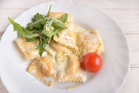 Равиоли с сёмгой и сыром Дорблю