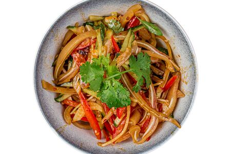 Китайский салат со свиными ушами и свежими овощами