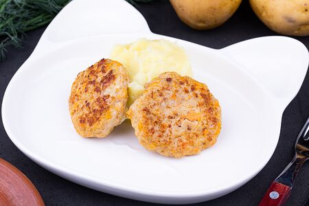 Детские котлетки из курочки с пюре