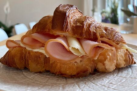 Круассан с ветчиной и сыром