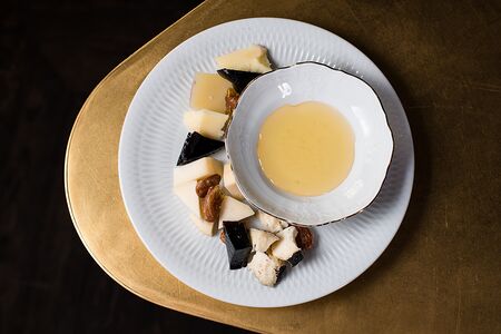 Козий сыр с мармеладом