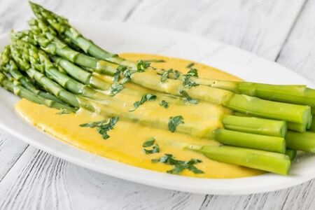 Спаржа гриль с соусом пармезан