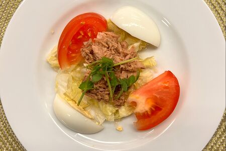 Салат овощной с тунцом