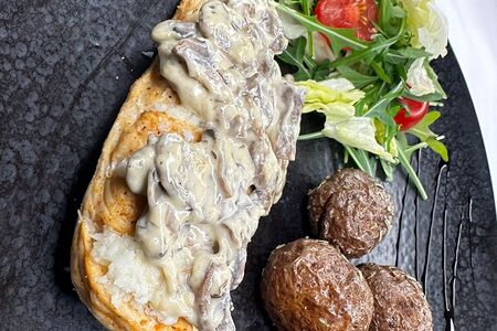 Запеченная куриная грудка под грибным соусом
