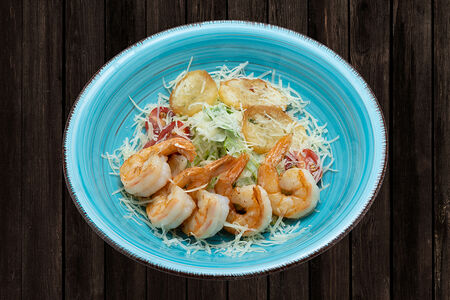 Салат Цезарь с креветками