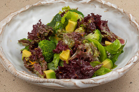 Авокадо с бобами эдамаме и ферментированной морковью