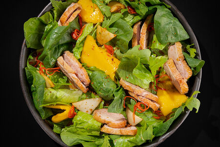 Салат из утки с манго и карамелизированным кокосом