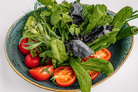 Свежие овощи с ароматной зеленью