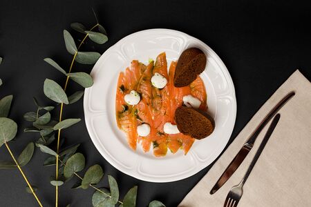 Лосось холодного копчения со сливочным кремом