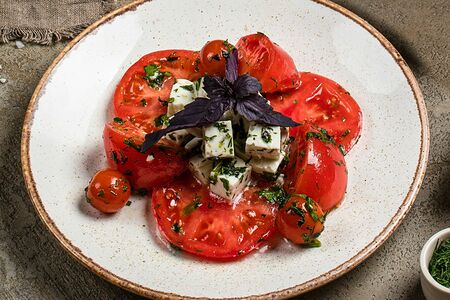 Салат с имеретинским сыром и помидорами