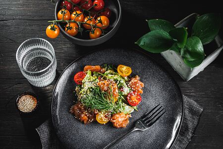 Салат с семгой холодного копчения и вялеными томатами