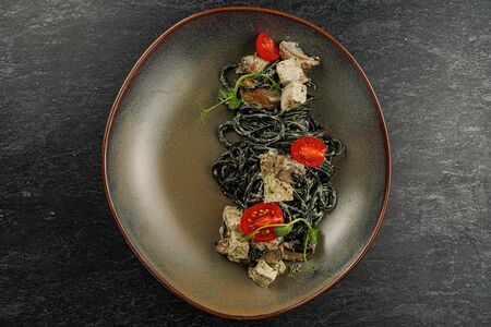 Черные спагетти с индейкой, грибами и кремом из черного трюфеля