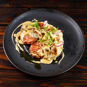 Котлеты из индейки с картофельным пюре и грибным рагу