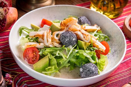 Салат с кальмаром и авокадо