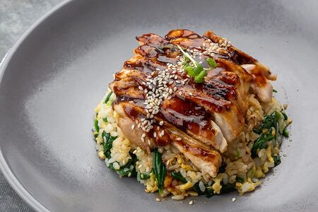 Рис с курицей под соусом гриль