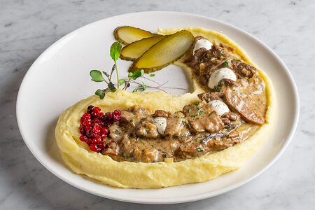 Строганов из оленины с белыми грибами и брусникой