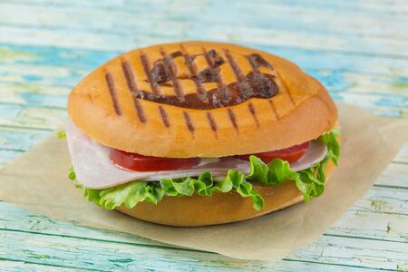 Сэндвич Панини с ветчиной и сыром