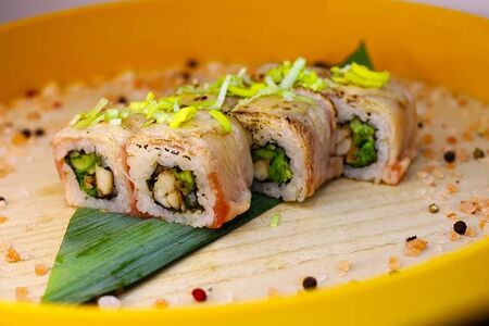 Ролл с беконом