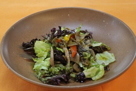 Салат с языком и жареными грибами