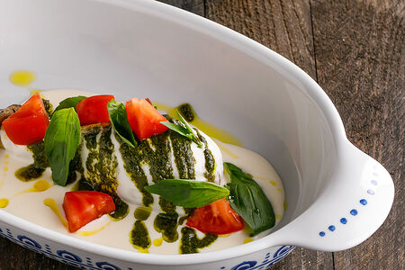 Печеный баклажан с соусом из скаморца, томатами и песто