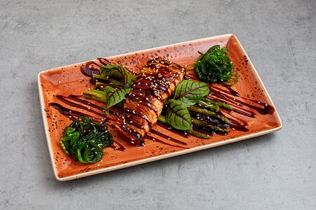 Стейк из лосося со спаржей и соусом унаги