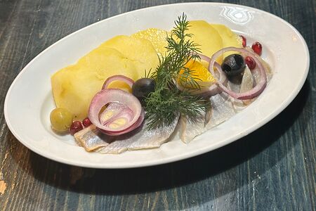 Селедка с отварным картофелем