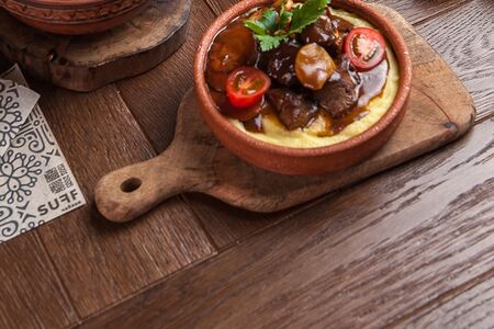 Томленые говяжьи щечки