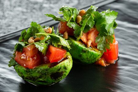 Авокадо гриль со спелыми томатами и азиатским кремом