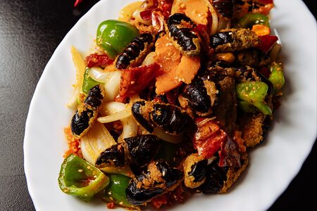 Шелкопряд с арахисом и перцем