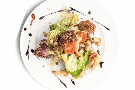 Салат с печенью и томатами