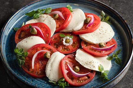 Моцарелла с помидорами