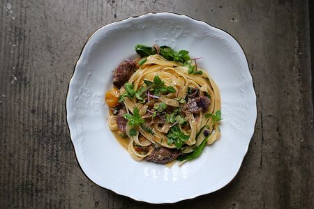 Домашняя паста с томлеными щечками, печеной тыквой и сыром пармезан