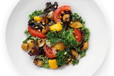 Теплый салат из овощей с грибами и кедровыми орешками