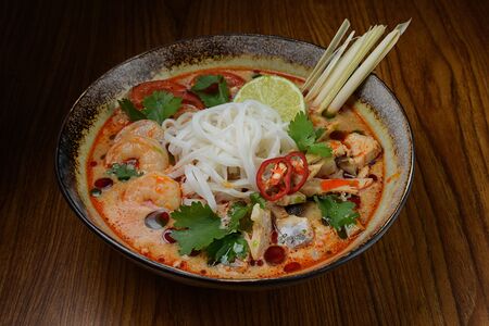 Том Ям с курицей, креветками и рисовой лапшой