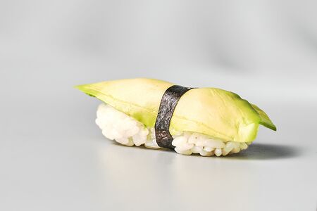 Суши с авокадо
