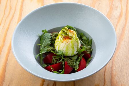 Салат с бурратой и томатами