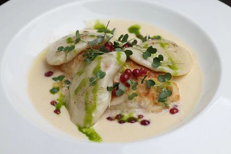 Судак с картофельными варениками и соусом из томленого лука